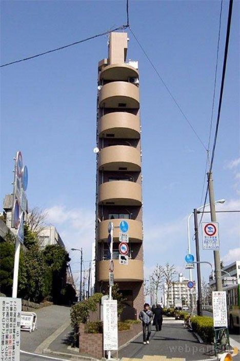 日本の狭い建物