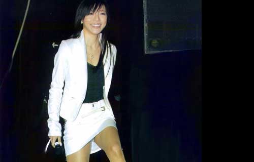 釈由美子 ミニスカで階段のぼり白色パンツが丸見えパンチラ画像